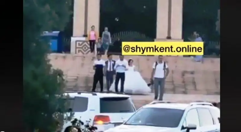 Toıǵa daıyndyq: Shymkentte saıabaqta serýendegen jas jubaılar vıdeoǵa túsip qaldy