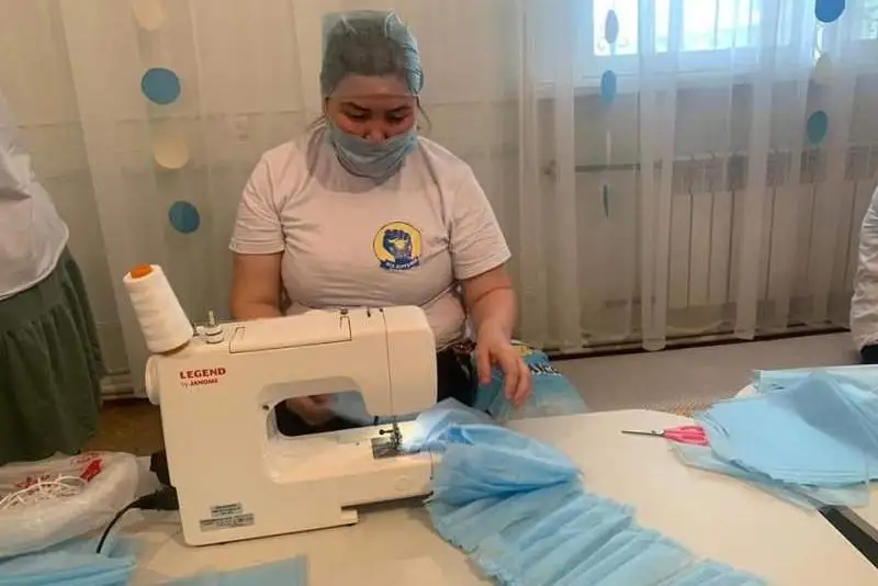 Maqtaaralda volonterler tikken maska tegin taratylyp jatyr