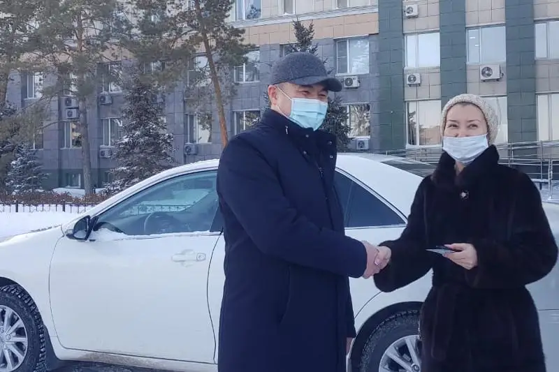 Aqtóbede densaýlyq saqtaý basqarmasynyń basshysy qyzmettik kóligin Qarttar úıine tapsyrdy