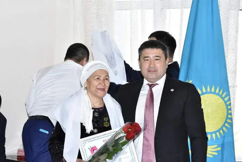 Saryaǵash aýdanynda mereke kúni analarǵa qurmet kórsetildi
