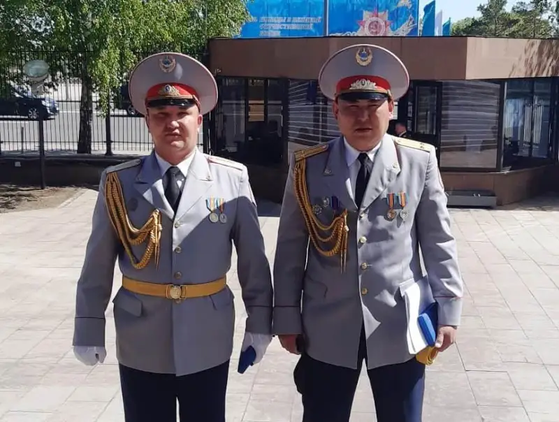 Ana men balany órtten qutqarǵan polıtseıler memlekettik nagradaǵa ıe boldy