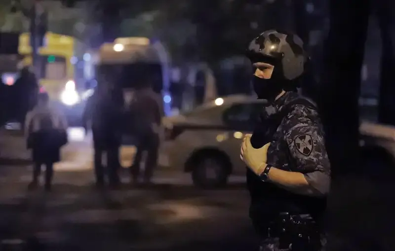 Máskeý turǵyny úıiniń terezesinen oq jaýdyrdy