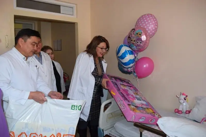 Jańa jylda Almatyda 25 náreste dúnıege keldi