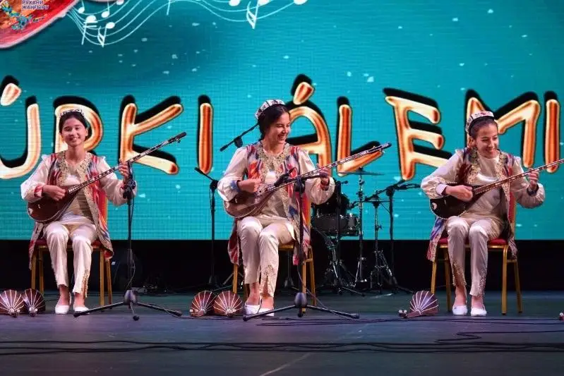 Qostanaıda «Túrki álemi» ansamblderiniń festıvali ótip jatyr