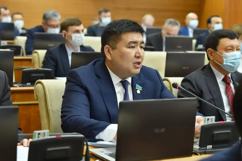 Мәжілісмен қазақстандықтарға Оңтүстік Кореяда заңды түрде еңбек ету мүмкіндігін беруді ұсынды