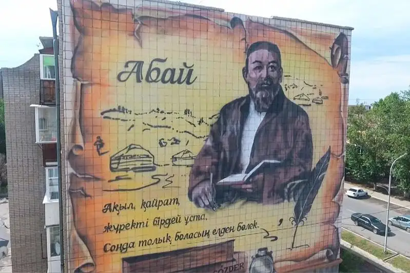 Kókshetaýdaǵy kópqabatty úıdiń qabyrǵasyna Abaıdyń alyp sýreti salyndy