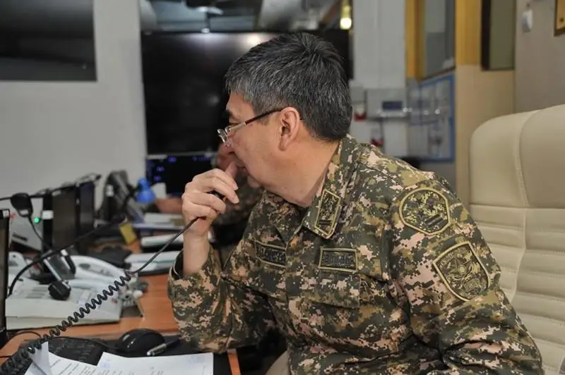 Qorǵanys mınıstri áýe shabýylyna qarsy qorǵanys áskerleriniń kezekshiligin kenetten tekserdi