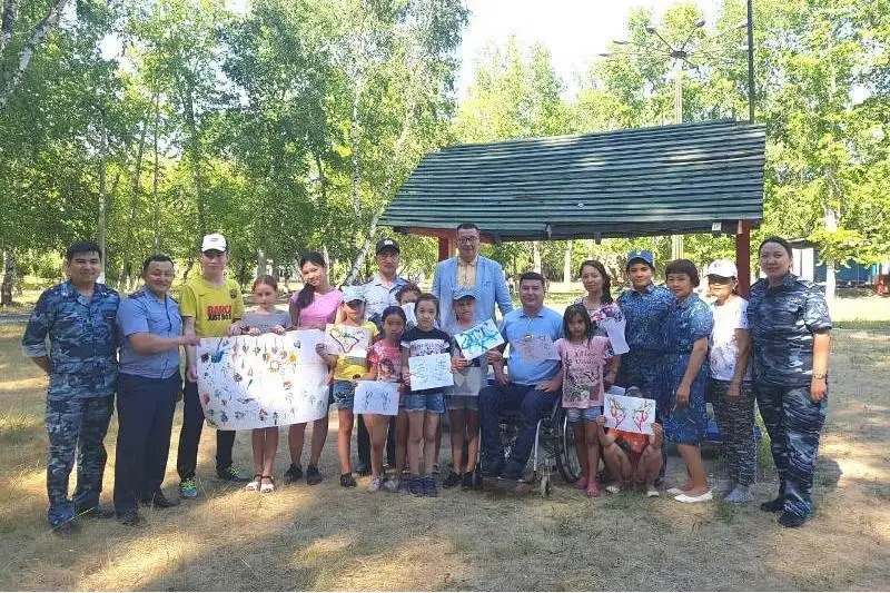 Senator tártibi qıyn balalarǵa arnalǵan lagerde boldy
