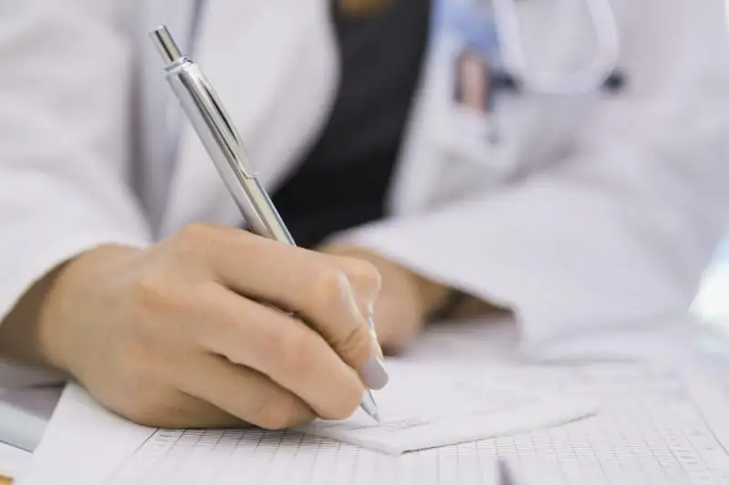 DSM bes medıtsınalyq anyqtamanyń qaǵaz nusqasyn joıdy