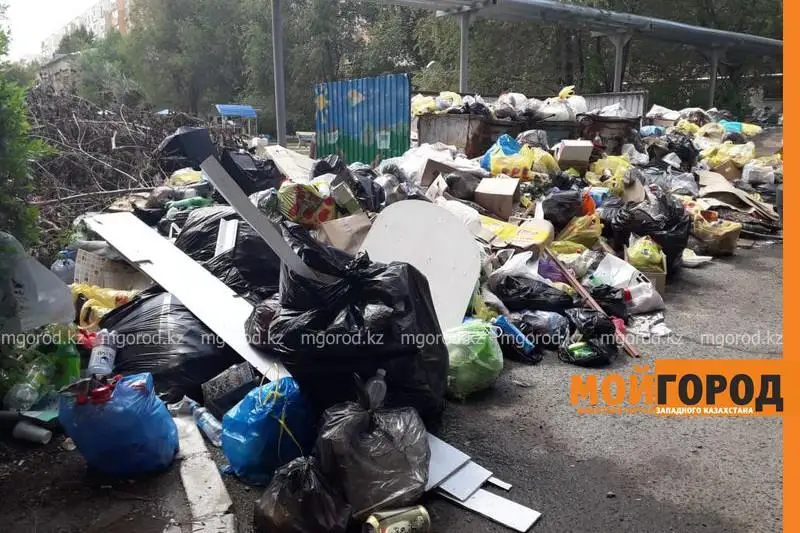 Aqsaı turǵyndary taý bop úıilgen qoqysqa shaǵymdanyp jatyr