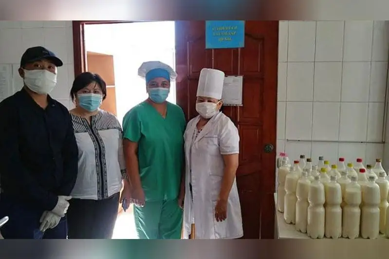 Almaty oblysynyń sharýalary medıtsına mamandaryna tegin qymyz jetkizip berip júr