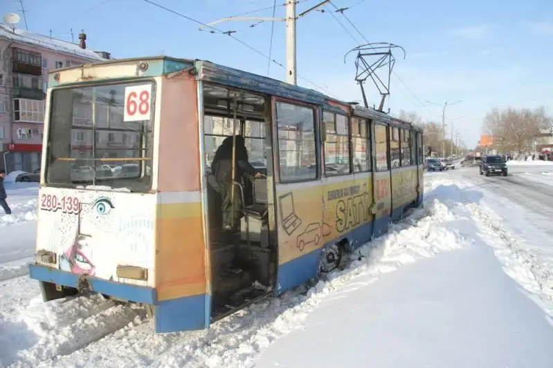 Óskemende taǵy da tramvaı relsten shyǵyp ketti