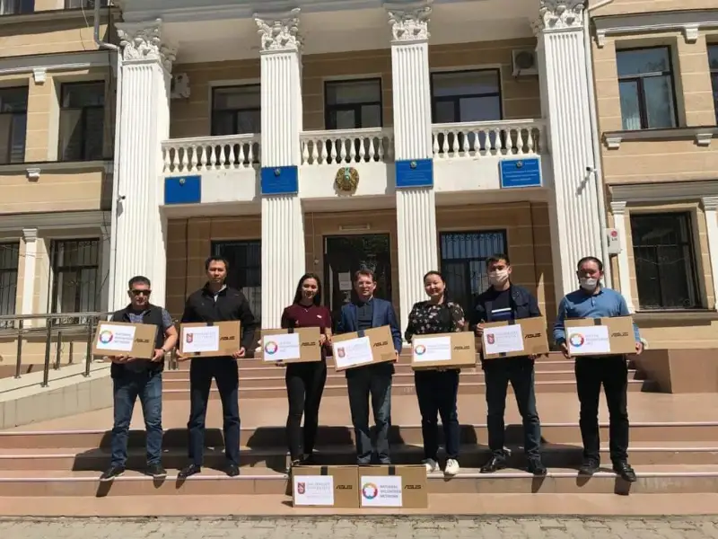 Shymkenttik medıtsına qyzmetkerleriniń balalaryna noýtbýktar tartý etildi