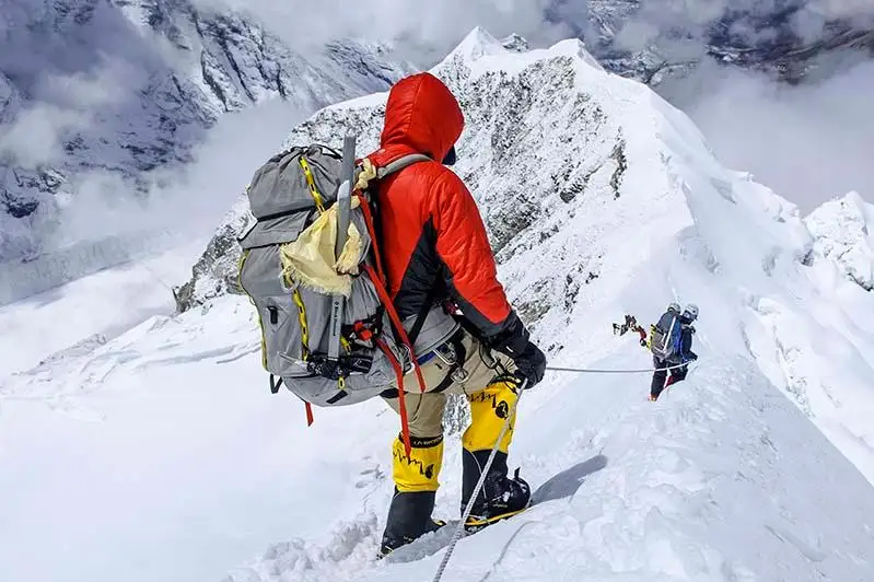 Nepal bıligi Everest shyńyna shyǵýǵa salynǵan tyıymdy alyp tastady