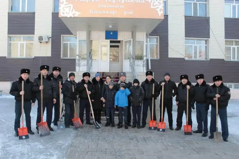 Qaraǵandynyń polıtseıleri Alǵys aıtý kúni kópbalaly otbasylarǵa kómek kórsetti