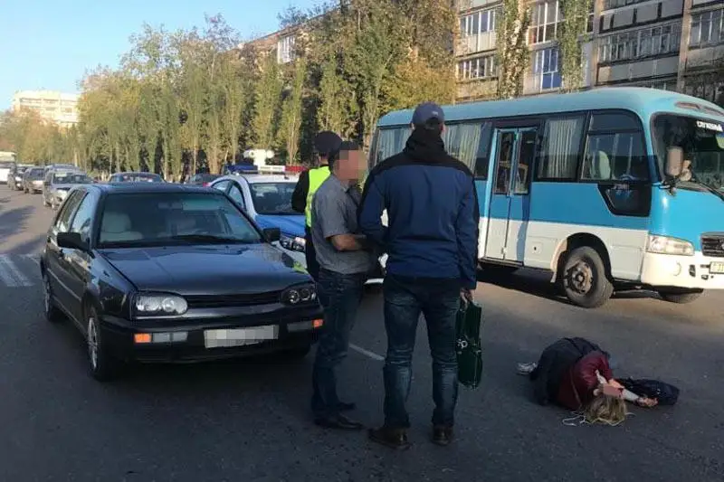 Petropavlda «Volkswagen Passat» kóligi 39 jastaǵy áıeldi qaǵyp ketti