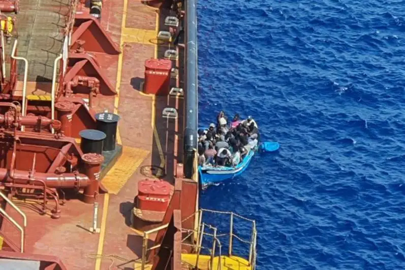 Italııa kemede qutqarylǵan mıgranttardy qabyldaýǵa kelisim berdi