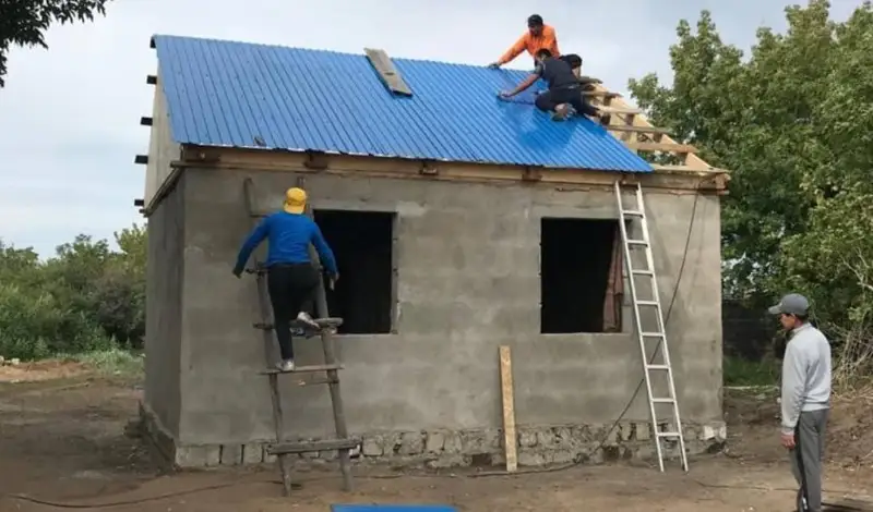 Pavlodar oblysynda aýyl jastary jalǵyzbasty zeınetkerge úı salyp berdi