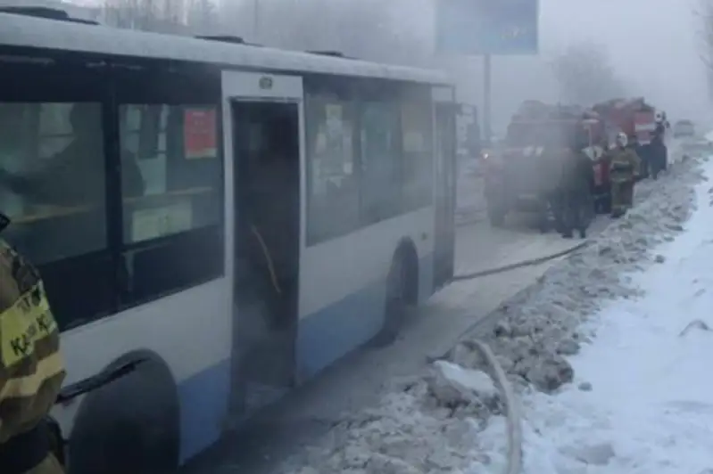 Óskemende jolaýshylar avtobýsy órtendi