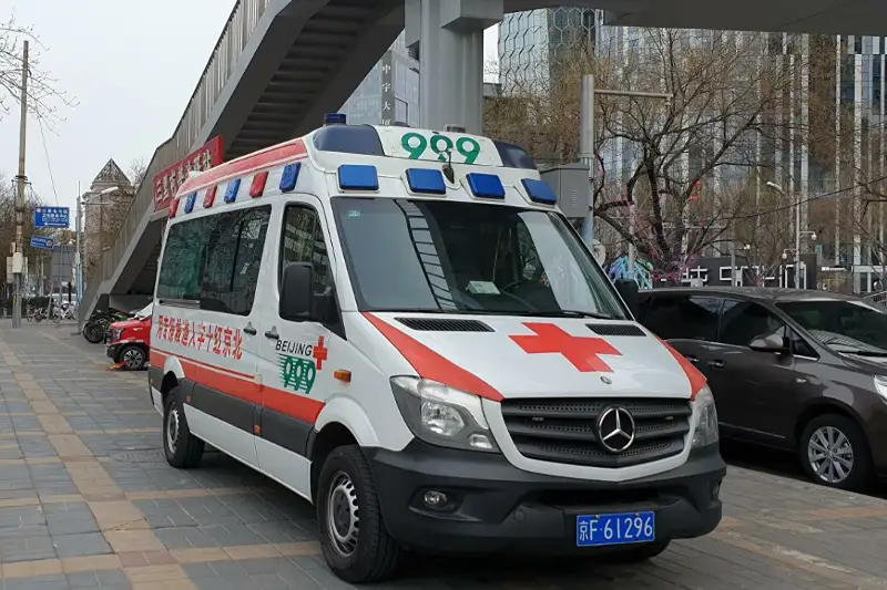 Qytaıda qonaqúı qırap, birneshe adam úıindi astynda qaldy