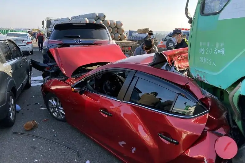 Taıvanda 20 kólik soqtyǵysyp, eki adam qaza tapty, 8-i jaraqattanǵan
