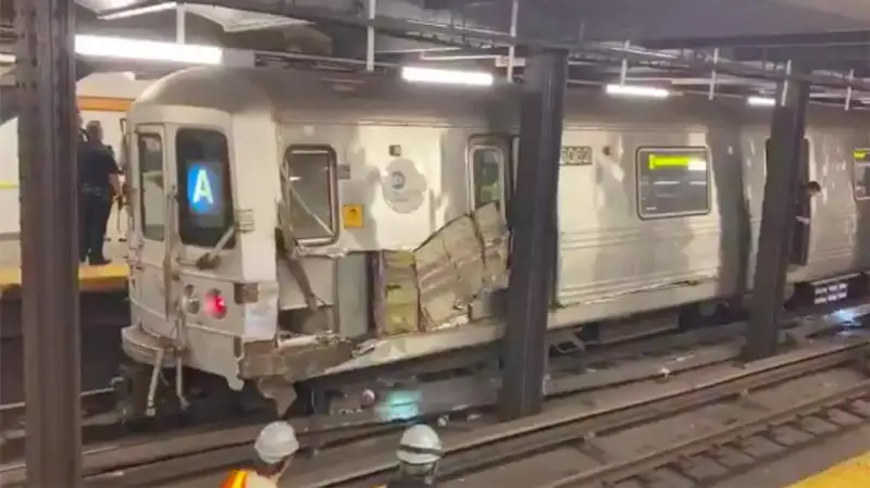 Nıý-Iorkte metro poıyzy relsten shyǵyp ketti
