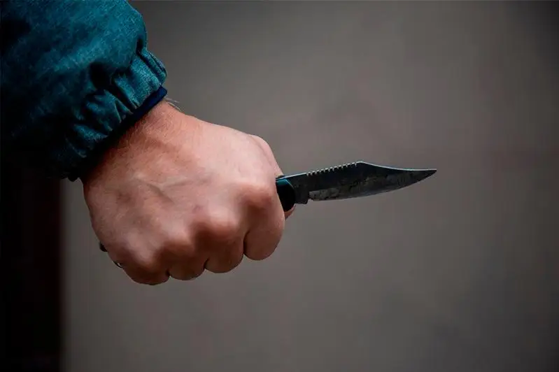 Aqtóbede stýdentter tóbelesip, bir adam pyshaq jaraqatymen aýrýhanaǵa tústi