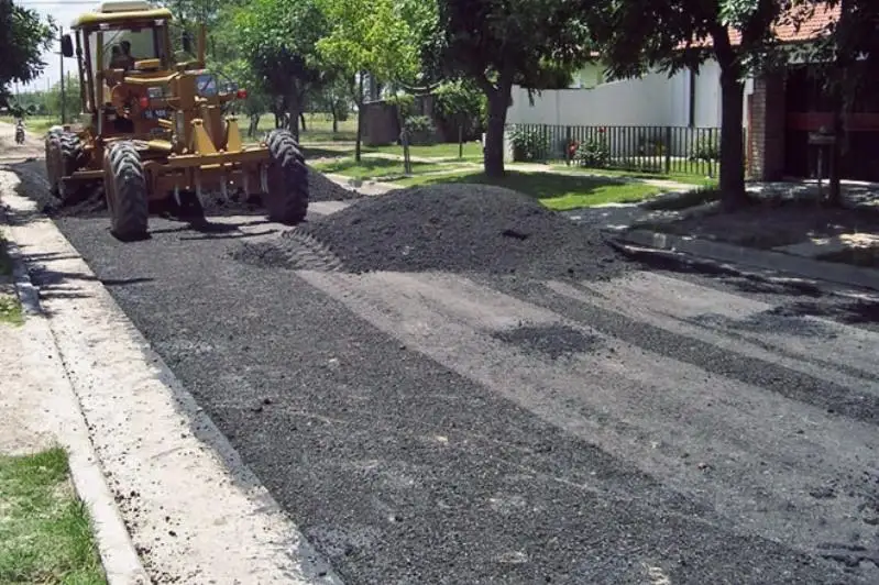 Almatynyń bas kóshelerinen qyryp alynǵan eski asfalt kádege jaraıdy