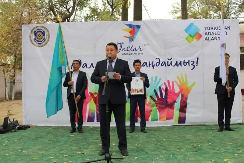 Түркістан облысында «Адал жолды таңдаймыз» эстафетасының туы мақтааралдық жастарға табысталды