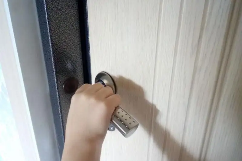 Shymkentte páterde qamalyp qalǵan 4 bala qutqaryldy