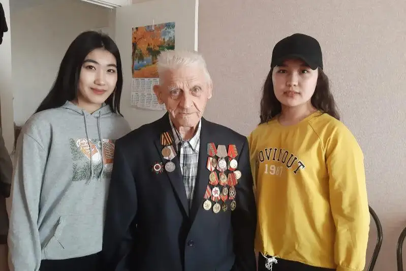 Oraldyq volonter jastar maıdangerlerge qolushyn berýde