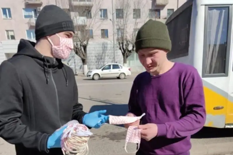 Qaraǵandylyq jastar avtobýs júrgizýshilerine maska taratty