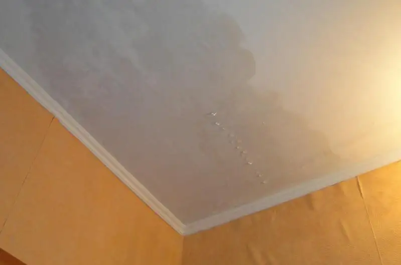 Aqtaýda tóbesinen sý aqqan turǵyn úıdi salǵan merdiger mekeme ókili jaýap berdi