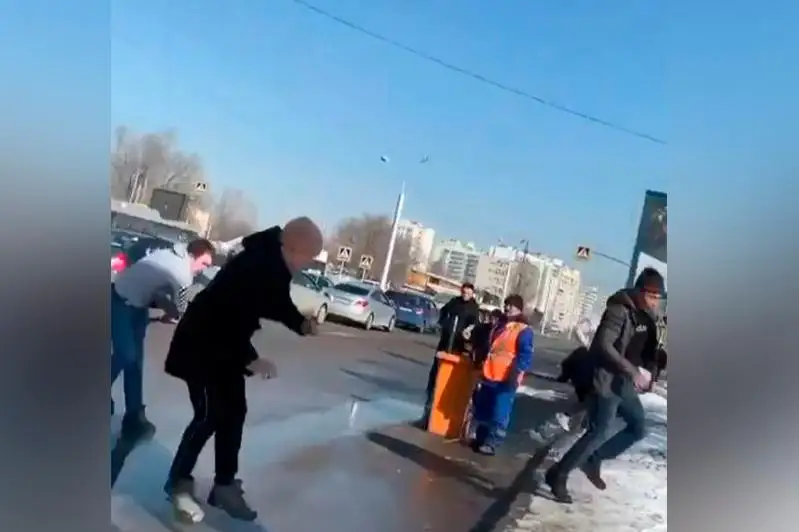 Almatyda taksı júrgizýshisi men jolaýshy jaǵa jyrtysty