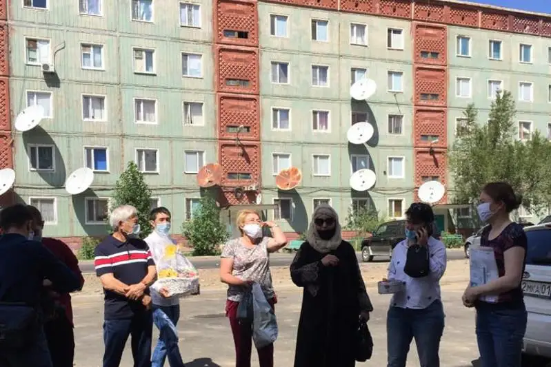 Sátbaev metsenattary múgedek bala tárbıelep otyrǵan otbasyna páter kiltin tabys etti