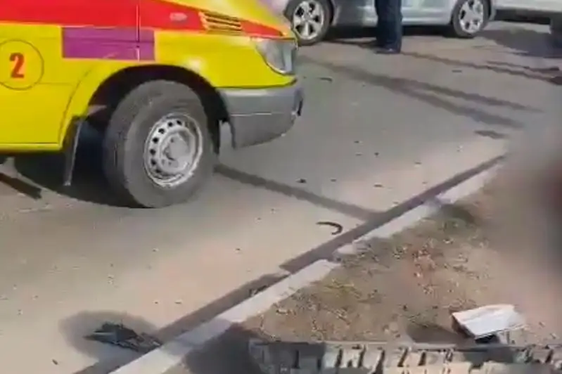 Tarazda kólik apatynan joldyń jıeginde júrgen kóshe tazalaýshy kóz jumdy