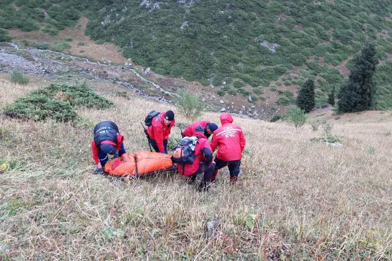 Almaty taýynda qalǵan áıeldi qutqarýshylar aman alyp qaldy