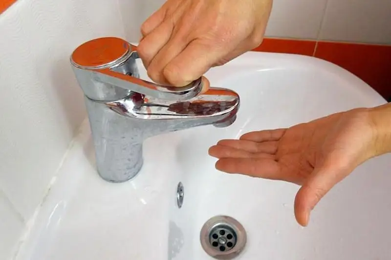 Almatyda eki shaǵyn aýdanda sýyq sý ajyratyldy