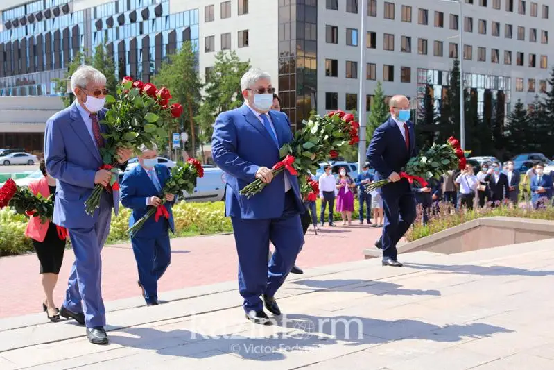 Qyrymbek Kósherbaev bastaǵan bir top qoǵam qaıratkeri Abaı eskertkishine gúl shoqtaryn qoıdy