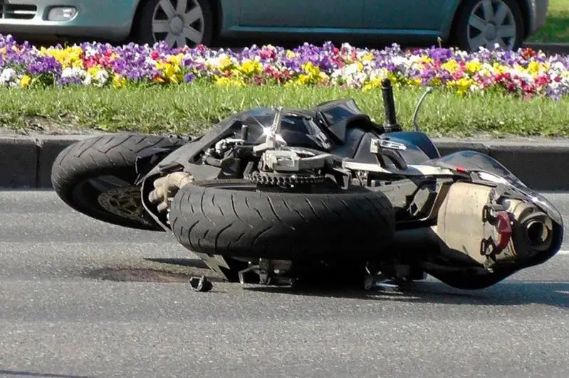 Mototsıkl aıdaǵan oqýshy kishkentaı qyzdy qaǵyp ketti