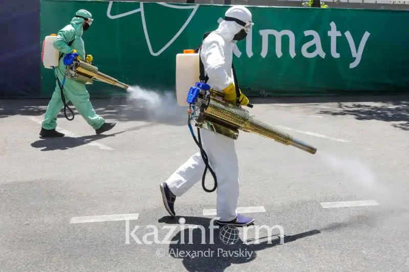Almatyda aýqymdy dezınfektsııa júrgizilip jatyr
