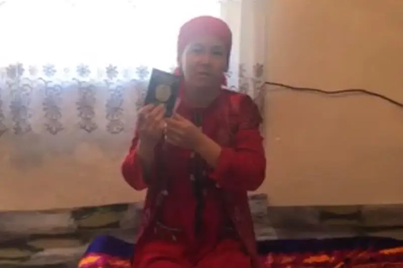 Túrkistan oblysynda 20 jyldan astam qujatsyz júrgen áıelge kómek kórsetildi