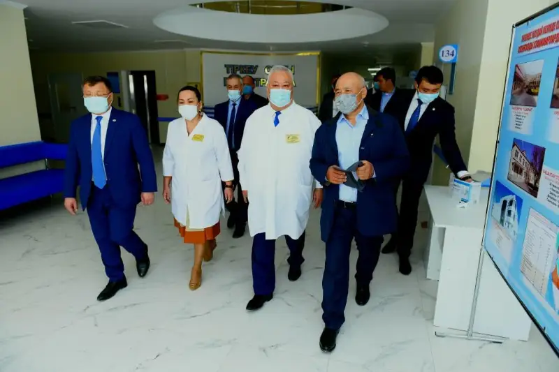 Ómirzaq Shókeev Túrkistannyń medıtsına qyzmetkerlerimen kezdesti