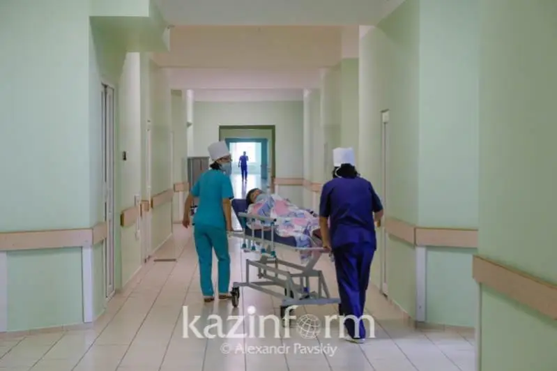 Oralda 2 avtokólik soǵysyp, eki qyz aýrýhanaǵa jetkizildi
