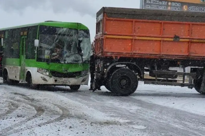 Semeıde avtobýs pen júk kóligi soqtyǵysyp, 11 adam zardap shekti