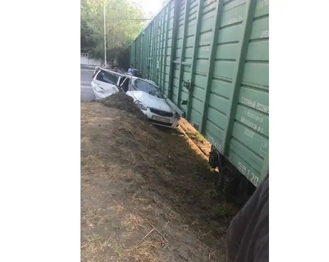 Almatyda júk poıyzy avtomobıldi súıretip ketti