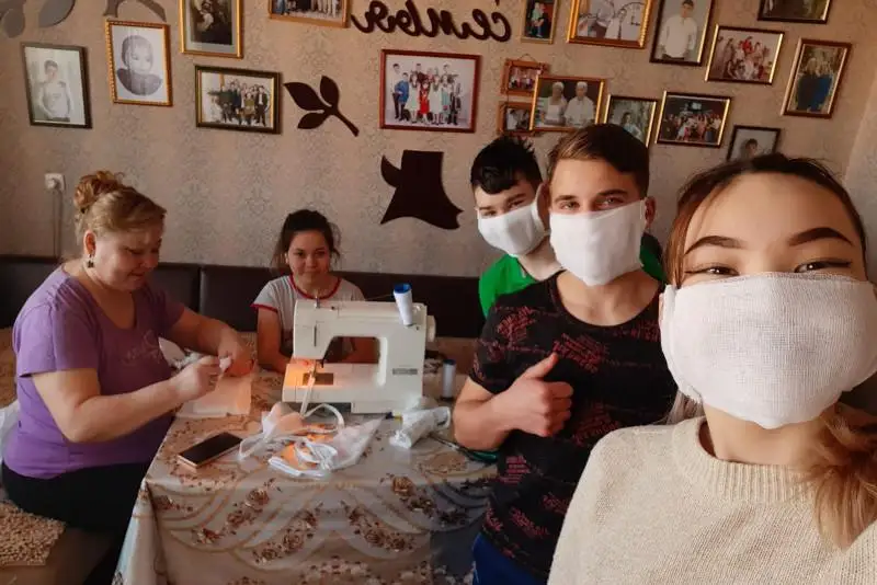 Kókshetaýda «Ana úıinde» turatyn áıelder medıtsınalyq maska tigýde