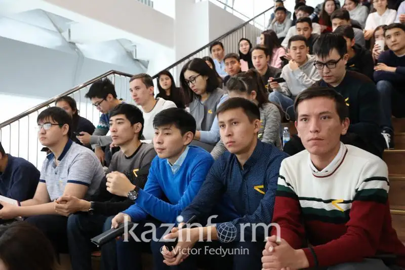 Sarapshy: Álem elderinde daryndy jastar úshin kúres kúsheıedi