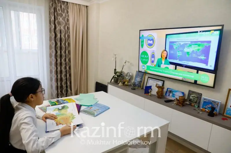 Ashat Aımaǵambetov vıdeosabaqtardyń túsirilimine qatysqan muǵalimdermen kezdesti