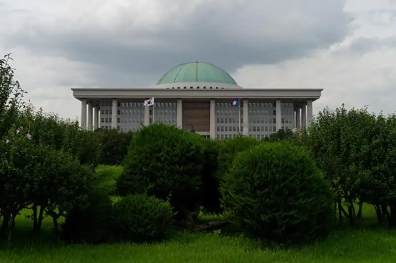 Оңтүстік Кореяда коронавирустың өршуіне байланысты парламент жұмысын тоқтатады